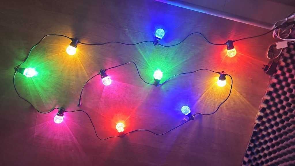 Гирлянд от крушки с цветни светлини. 5 метра от цветни LED крушки