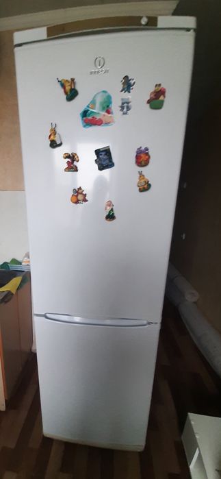 Продам холодильник Индезит .
