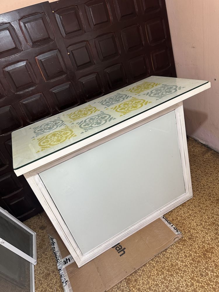 Бюро hand made,използвано в магазин с подвижен рафт за клавиатура