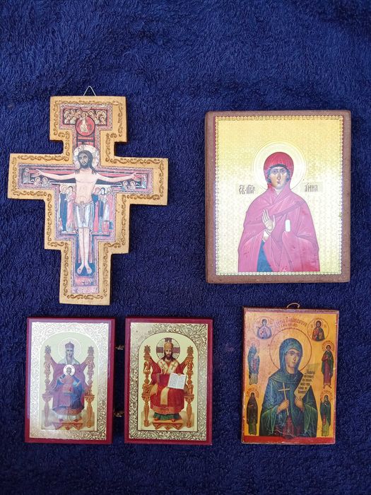 Icoane diferite pe lemn 69 lei toate