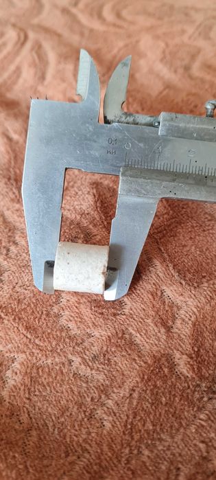 Продам керамические изоляторы.