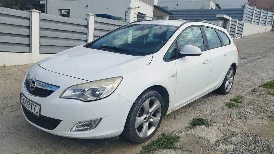 Opel Astra sports tourer 2011 1.4 benzina 100cp