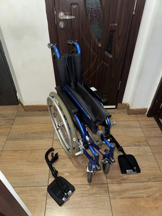 Carut scaum medical rulant batrani dizabilitati (ca nou)