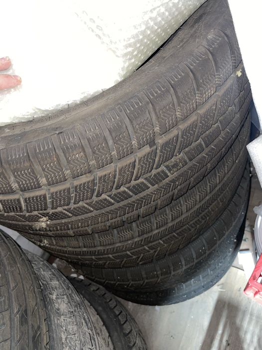 Зимняя резина почти новая 215/55/17