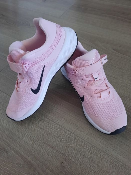 Nike Revolution Flyease