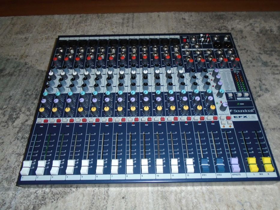 Аналогов пулт SOUNDCRAFT EFX 12 с ефект LEXICON