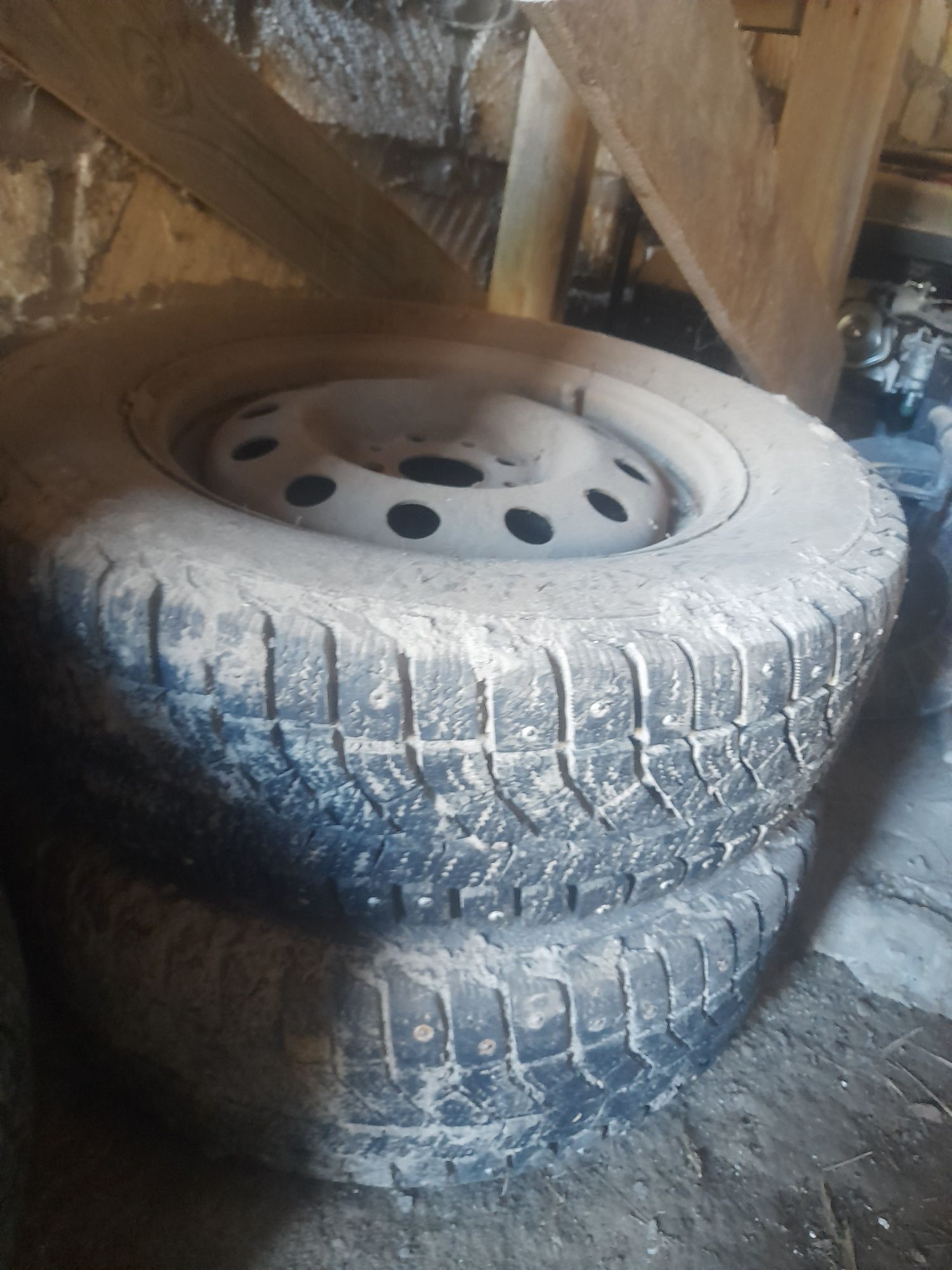 Продам диски с зимними шинами  14 размер