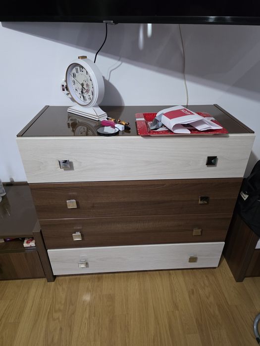 Comodă cu 4 sertare + 2 noptiere, stare bună

Vând set mobilier compus