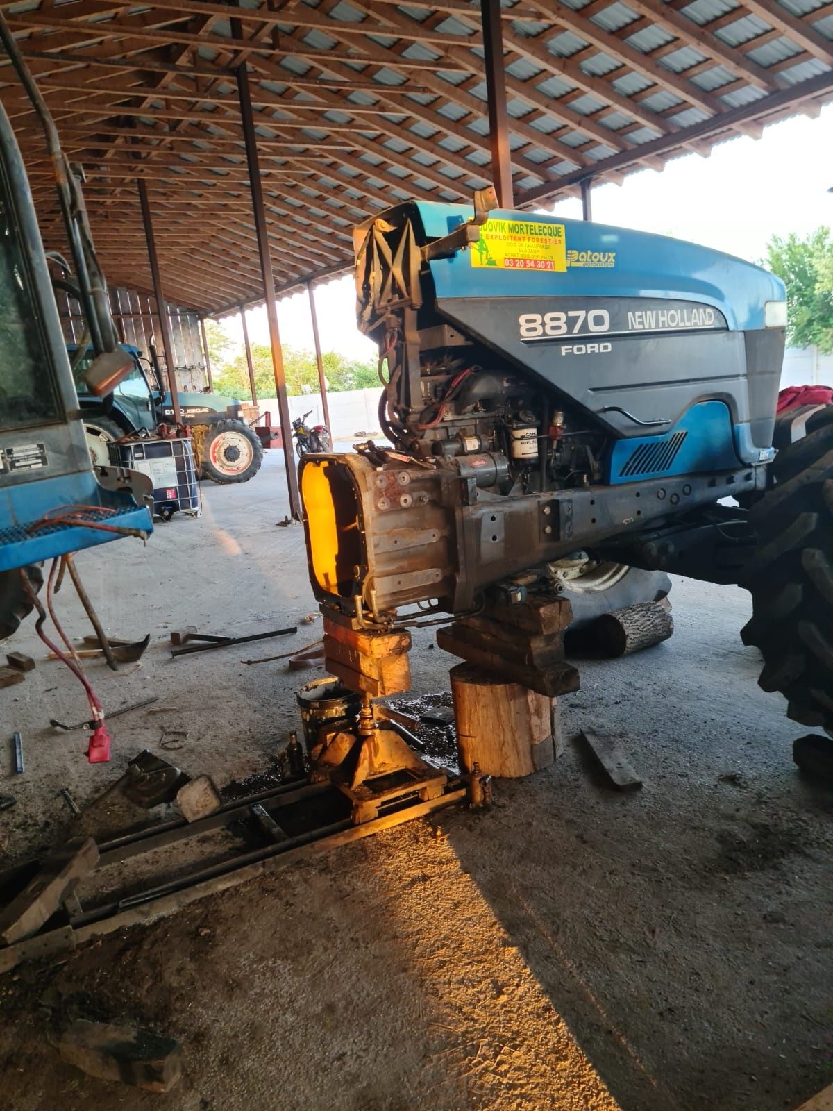 Dezmembrez tractor new holland