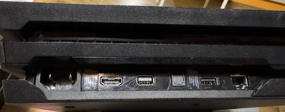 PlayStation 4 Pro 1TB + 2ри God of War контролер