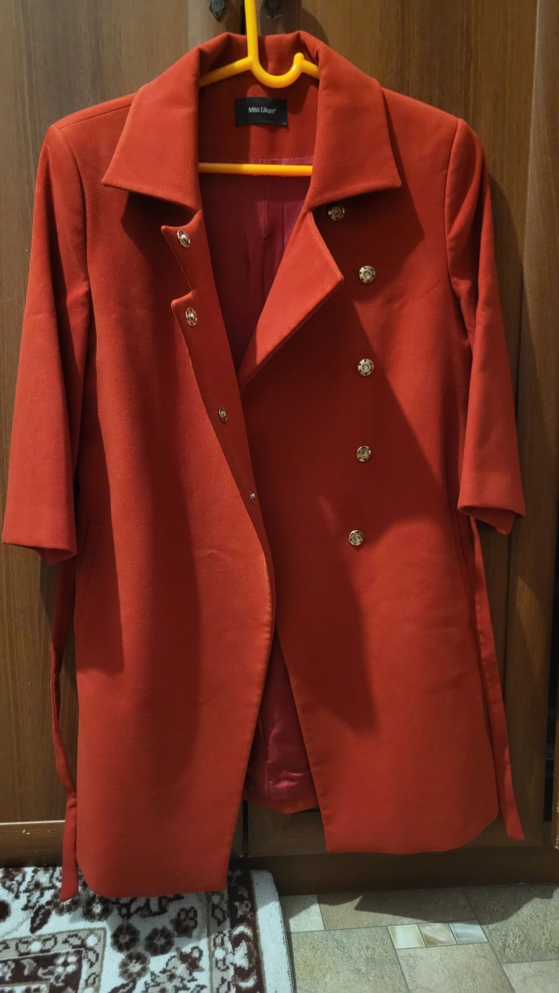 Турецкая красное пальто 46-48р  одевала не долго.