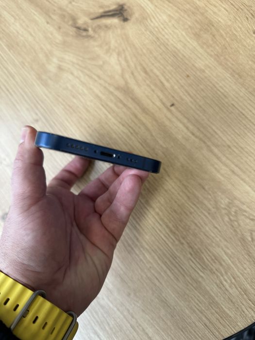 Продавам Iphone 12 icloud