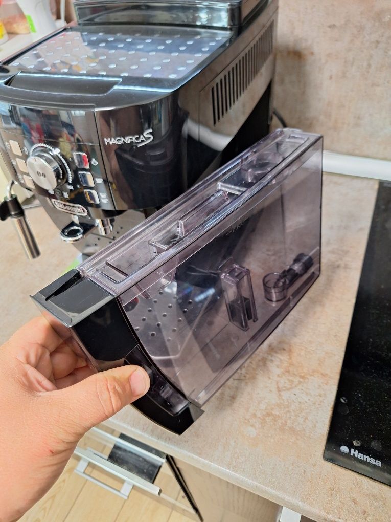Продавам кафемашина Delonghi magnificaS  ЕCAM 21.118.B