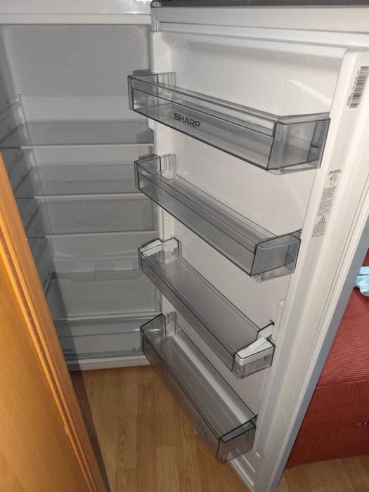 Vînd frigider Sharp, aflat într-o stare excelentă