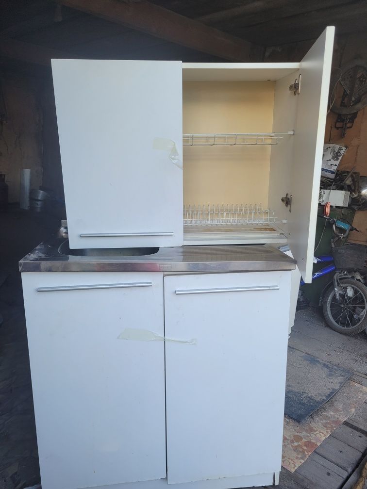 Продам в кухню шкафы