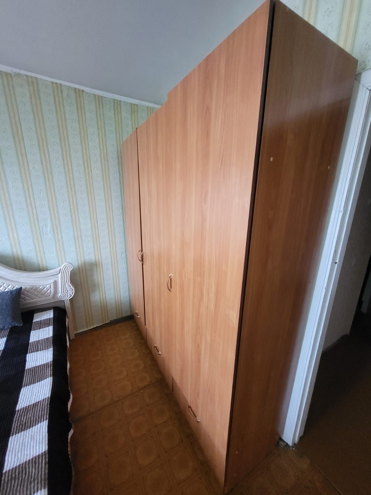 Продам шкаф б/у за 20000