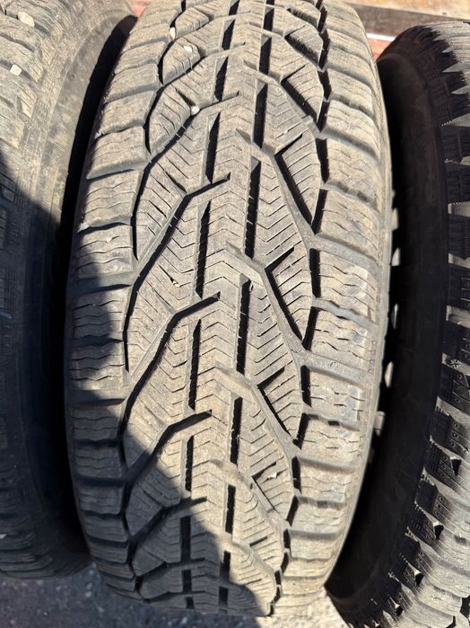 Set Cauciucuri de iarna 215/60/R16 cu Jante de Tabla pe 16