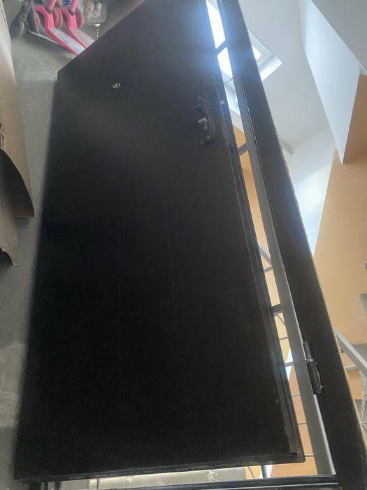 Дверь б у продам входная железная пишите на ватсап