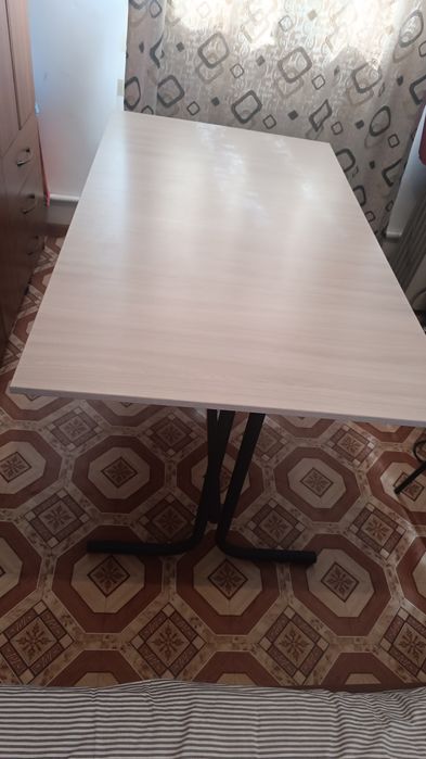 Стол сатылады. Жеңіл, әрі жинақы. Бағасы : 15000 теңге.