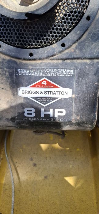 Tractoraș tuns iarba