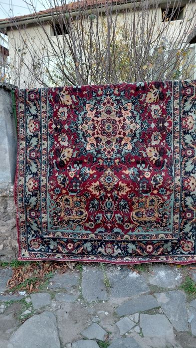 Безупречен Български Персийски килим на Декотекс Сливен от старото про