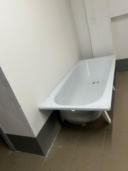 Продам ванну в хорошем состоянии, имеются небольшие сколы