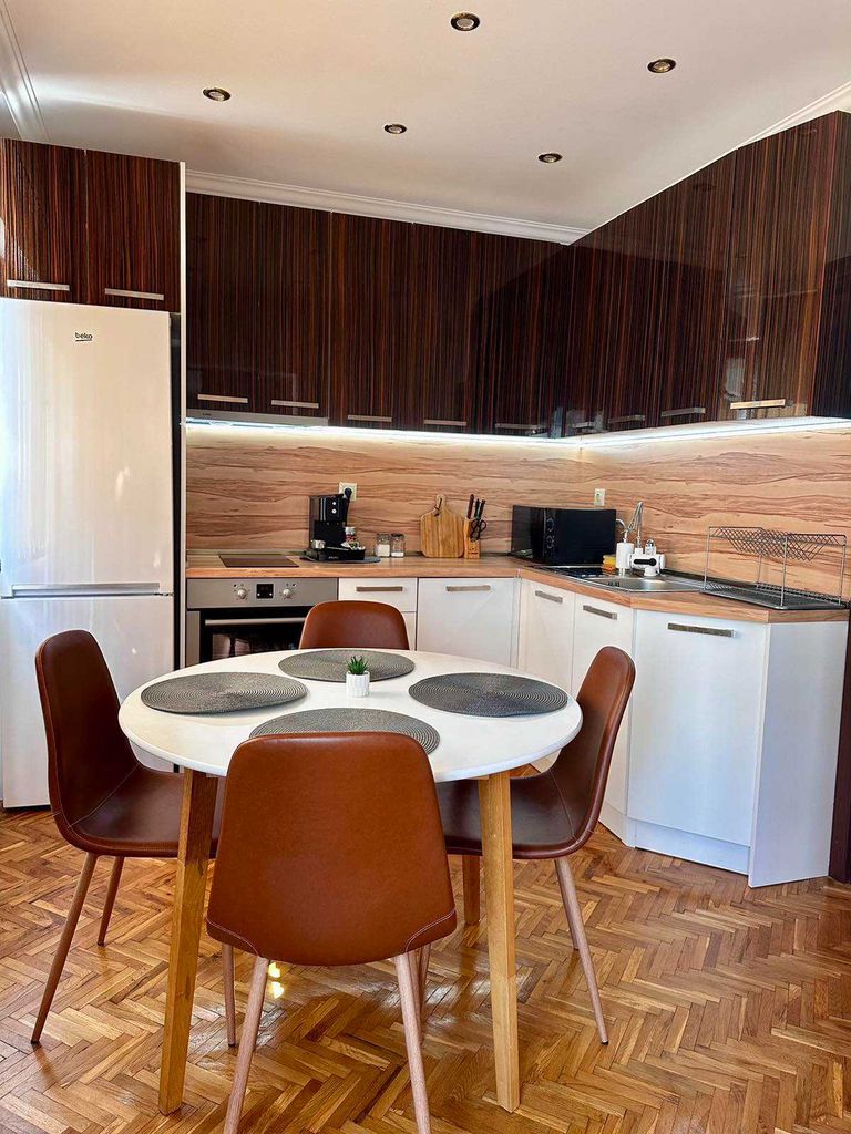Дава се под наем Тристаен апартамент в Бургас, Център - 100 кв.м за 900 € - Снимка #1