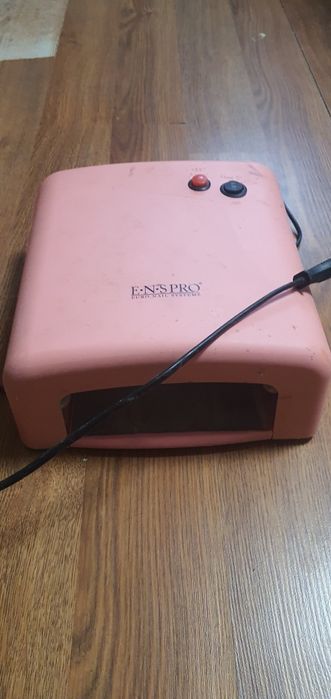 Vând aparat pt.unghii și farduri