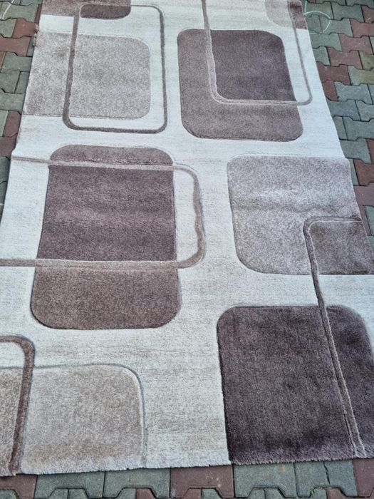 Vând covor crem cu maro