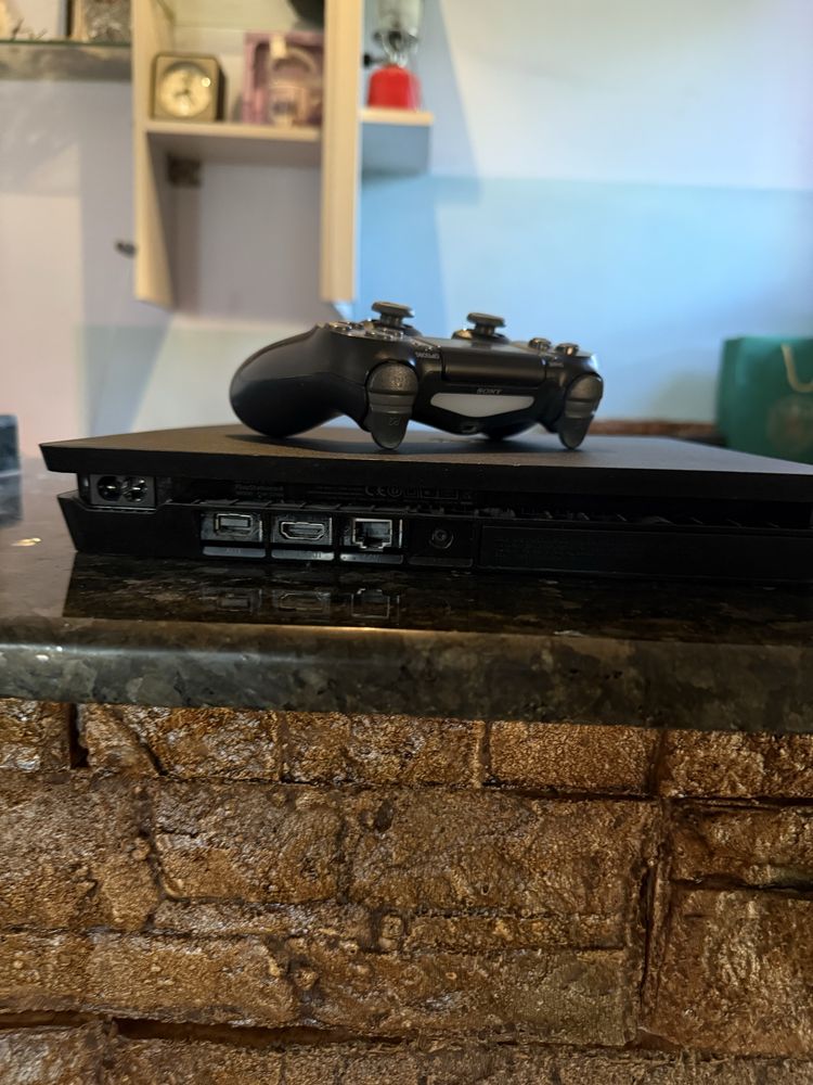 PS4 Slim 1TB. Перфектно състояние.