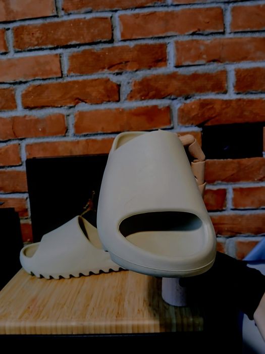 Yeezy slide albe
