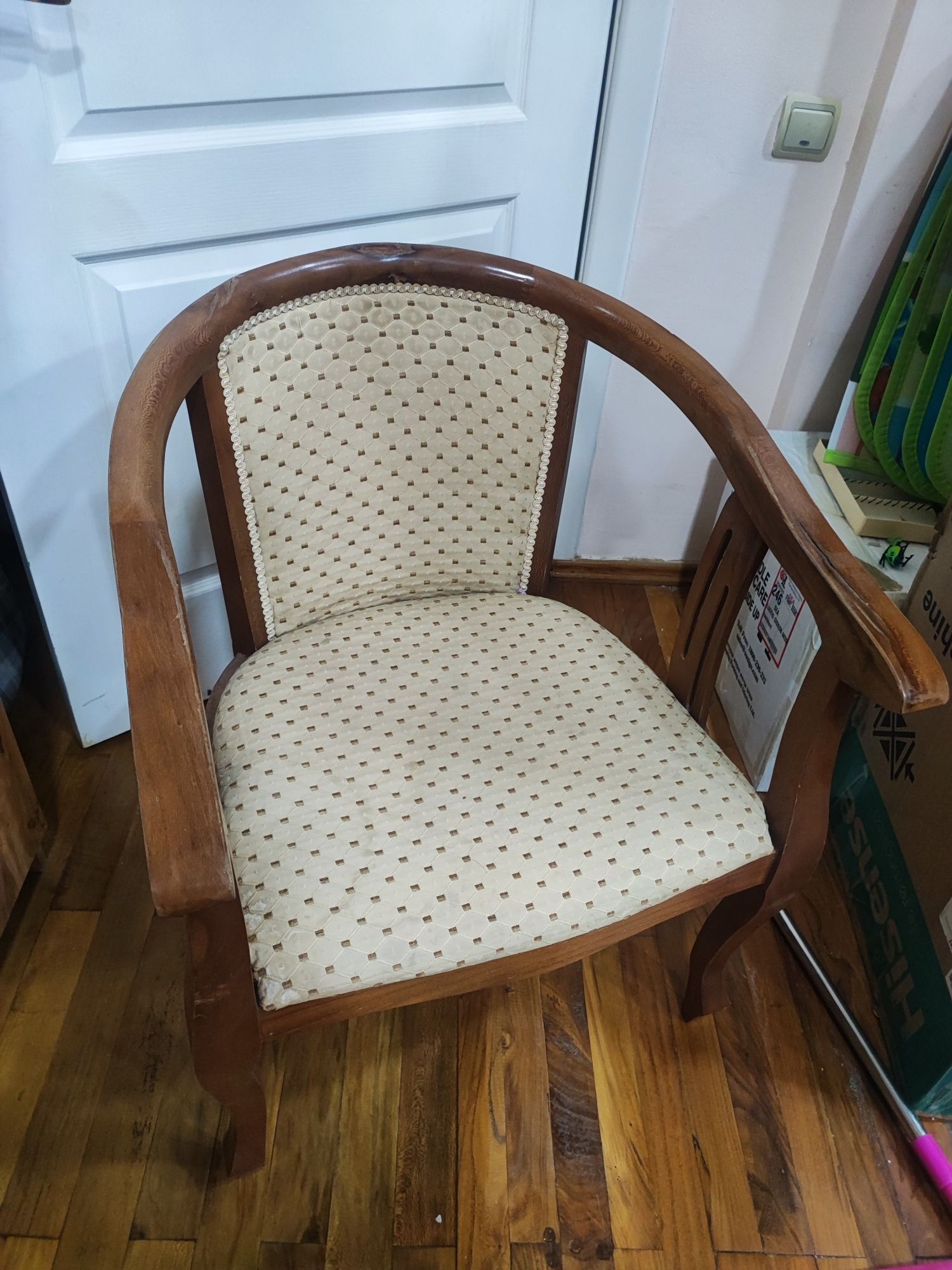 Кресло из ореха. 4шт по 150шт. Отличное состояние