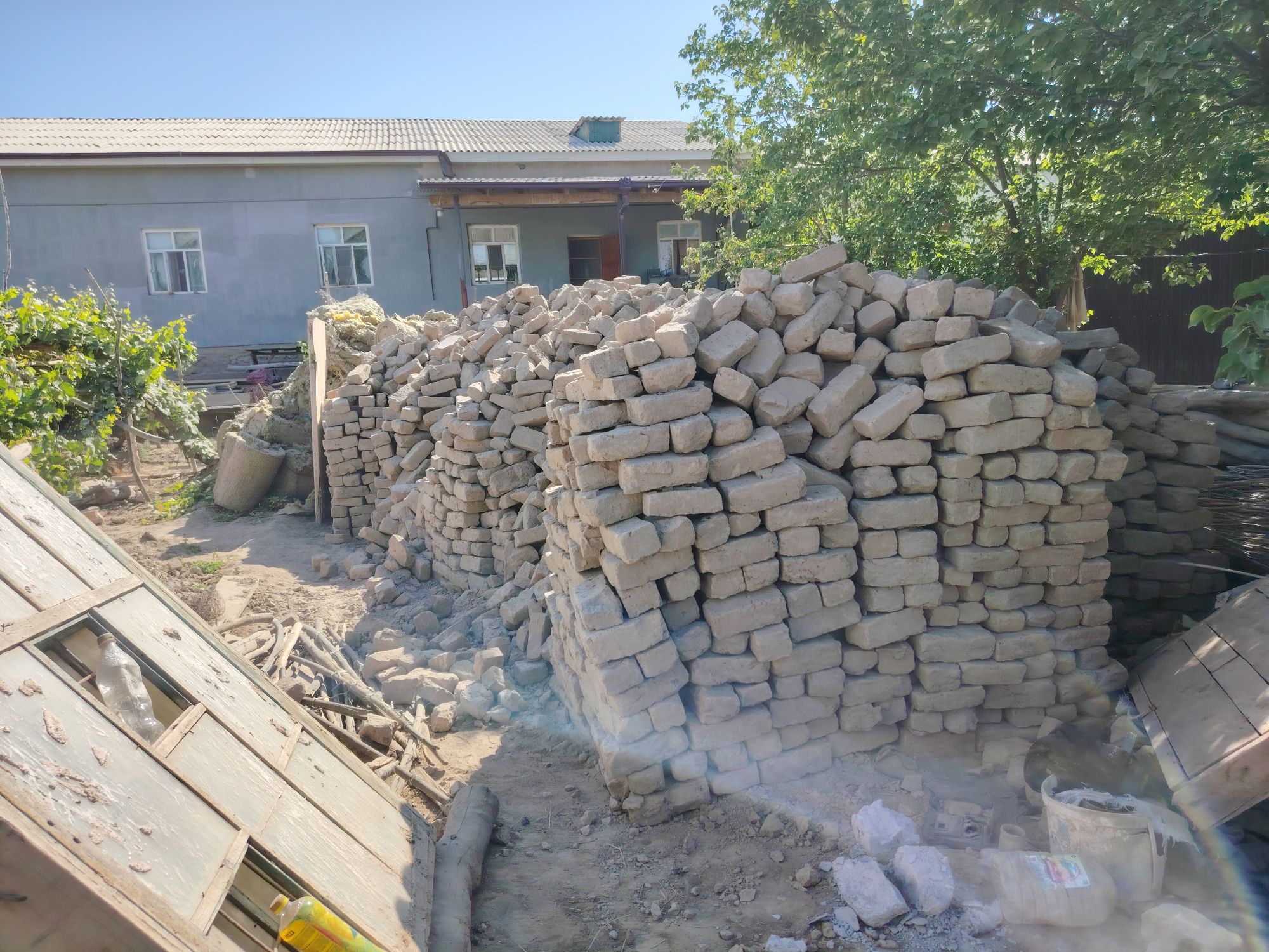 Жайдан шыккан керпич сатылады.