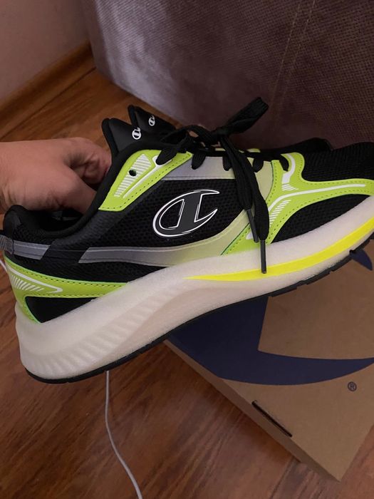 Нови маратонки  уникални са на живо