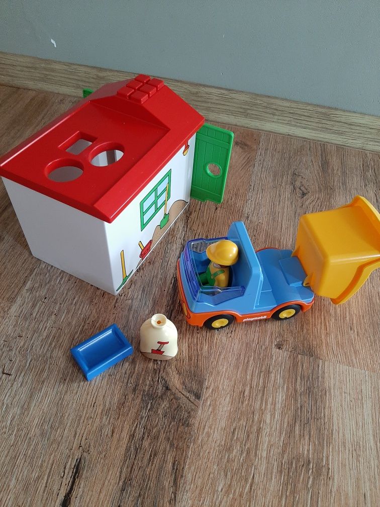 Camion cu garaj Playmobil.