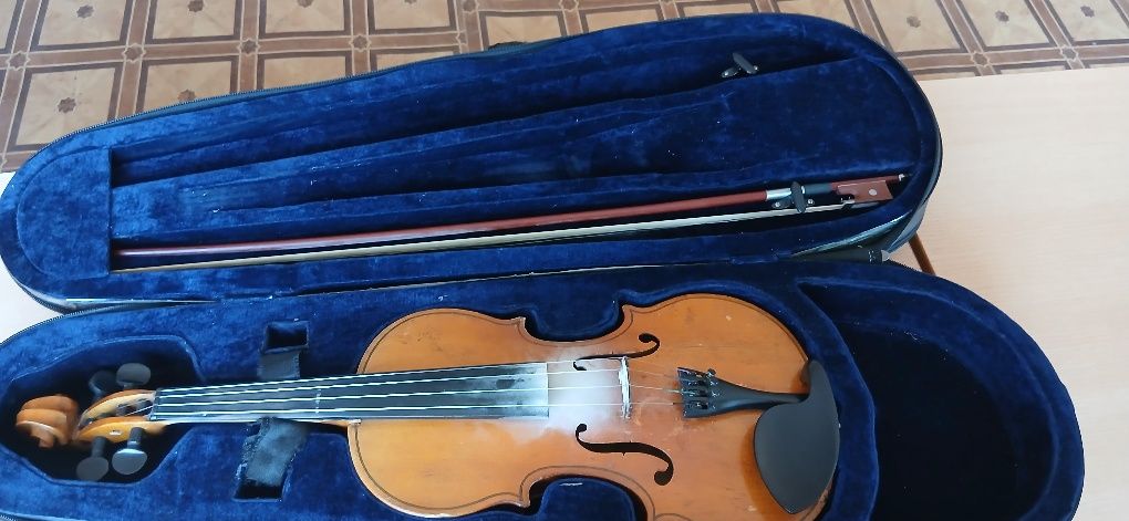 Скрипка 4/4 сотилади,(Россия) футляр, смычок, комплект. Нархи 140 $.