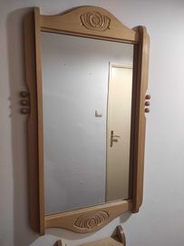 Огледало с дървена рамка