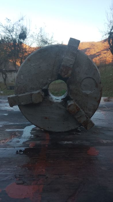 Piesă universal pentru prindere la strung