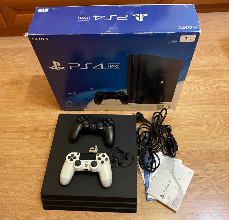 PlayStation 4 PRO 1TB, два джойстика, оригинална опаковка