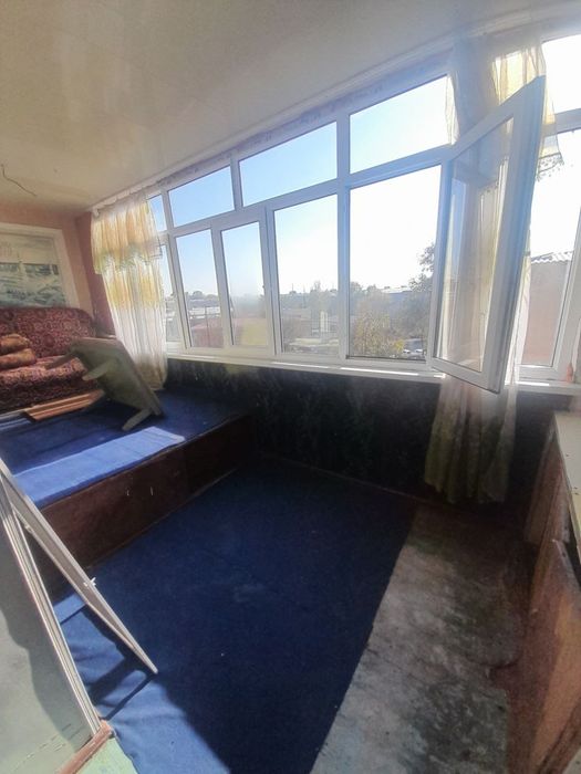 Продаётся 2х ком кв в чирчике 4 этаж на Тройцки 77 серия дом кирпичный