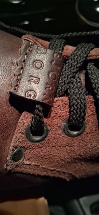 Bocanci    din     piele