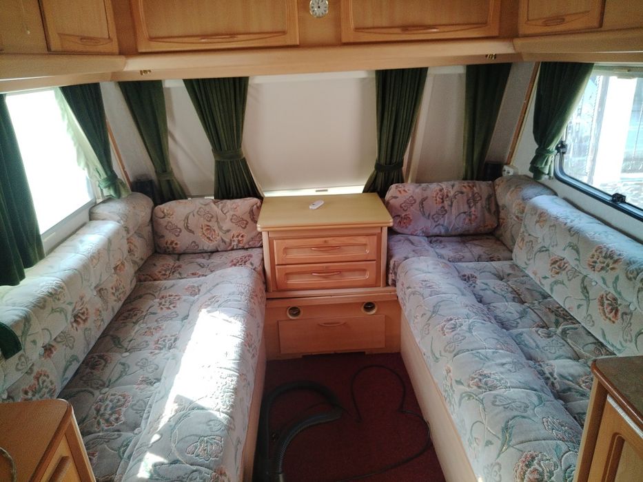 Vând rulotă cu panou solar