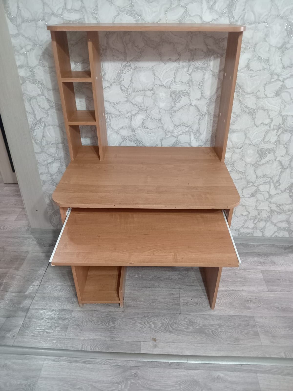 Продам стол компьютерный.