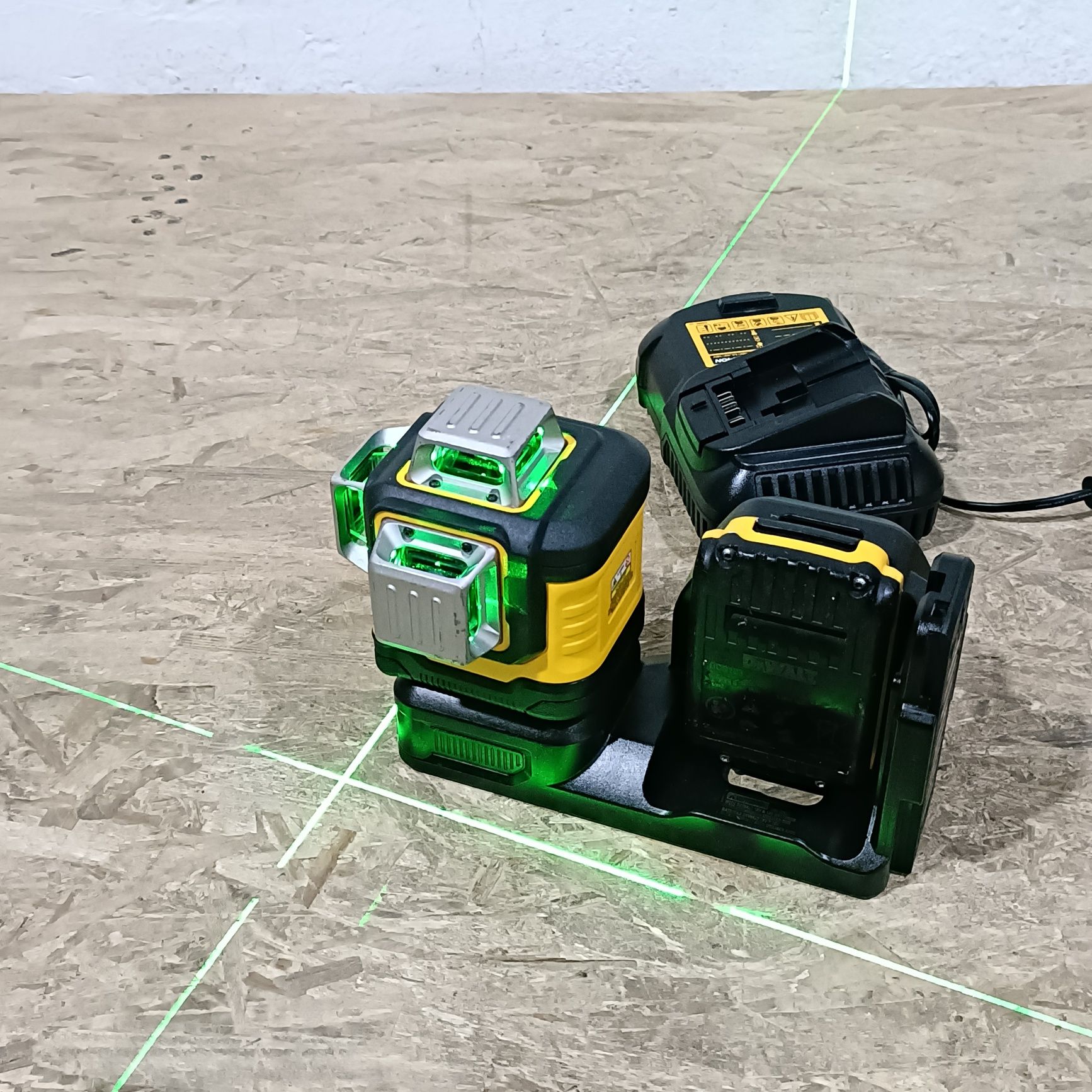 Laser profesional dewalt pe 12V si 18V cu 3 raze360°