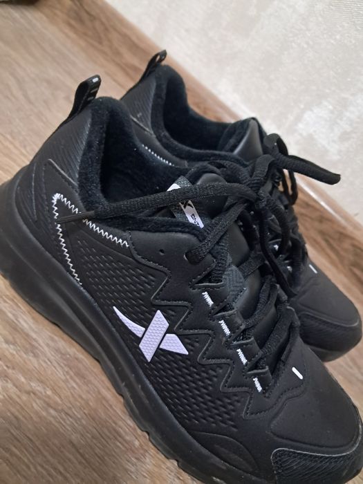 Продам новые кроссовки Xtep