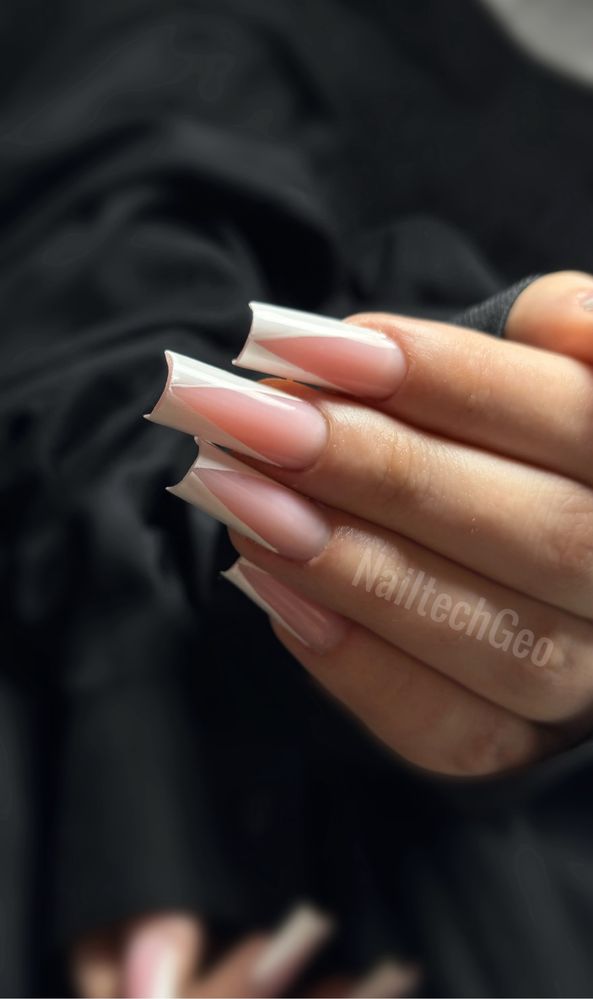 Realizez unghii cu gel
