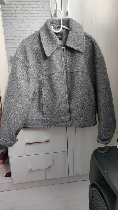 Серая шерстяная куртка-бомбер (или шакет) укороченного фасона на молни