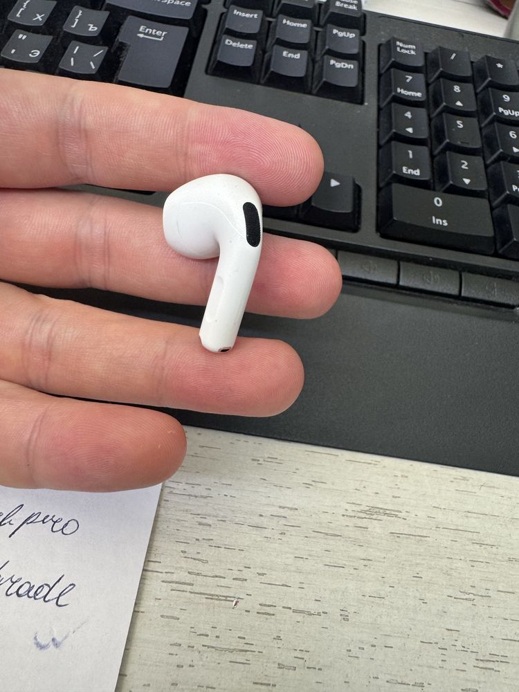 Продаю оригинальный Airpods 4