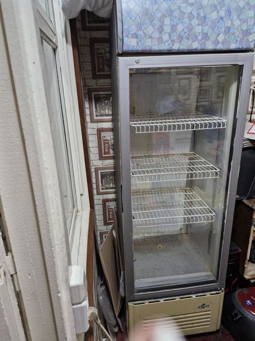 Продаётся витринный холодильник
