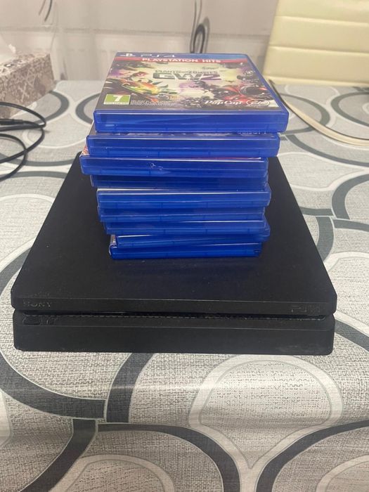 Vand playstation 4. 9 jocuri,2 controlere, cablu HDMI in stare buna.